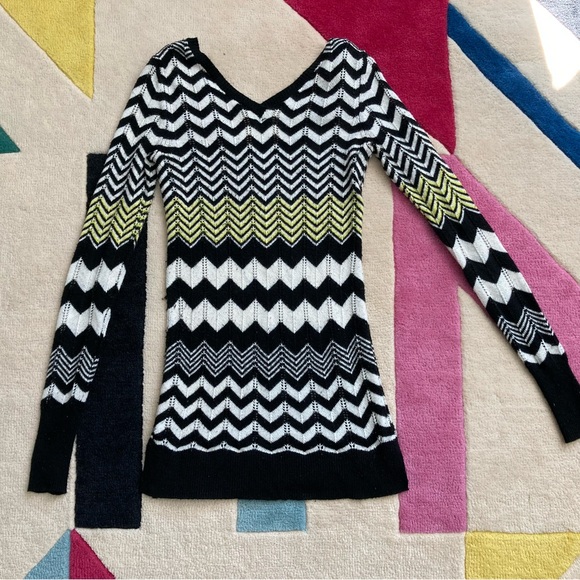 Vintage Victoria’s Secret Moda International Black White Chevron Stripe Sweater - Picture 3 of 4